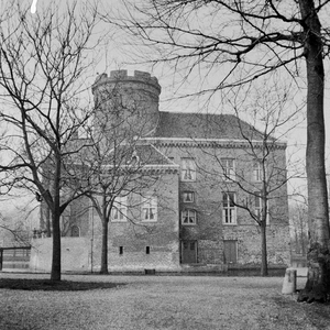 843145 Gezicht op de rechtergevel en de toren van kasteel Loenersloot (Rijksstraatweg 207-211) te Loenersloot.N.B. De ...